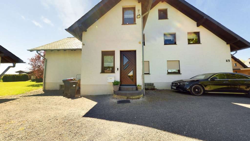 Immobilie in Anschau - Großzügiges Zweifamilienwohnhaus in Randlage der Gemeinde Anschau mit fast schier endlosen Möglichke - Bild 0