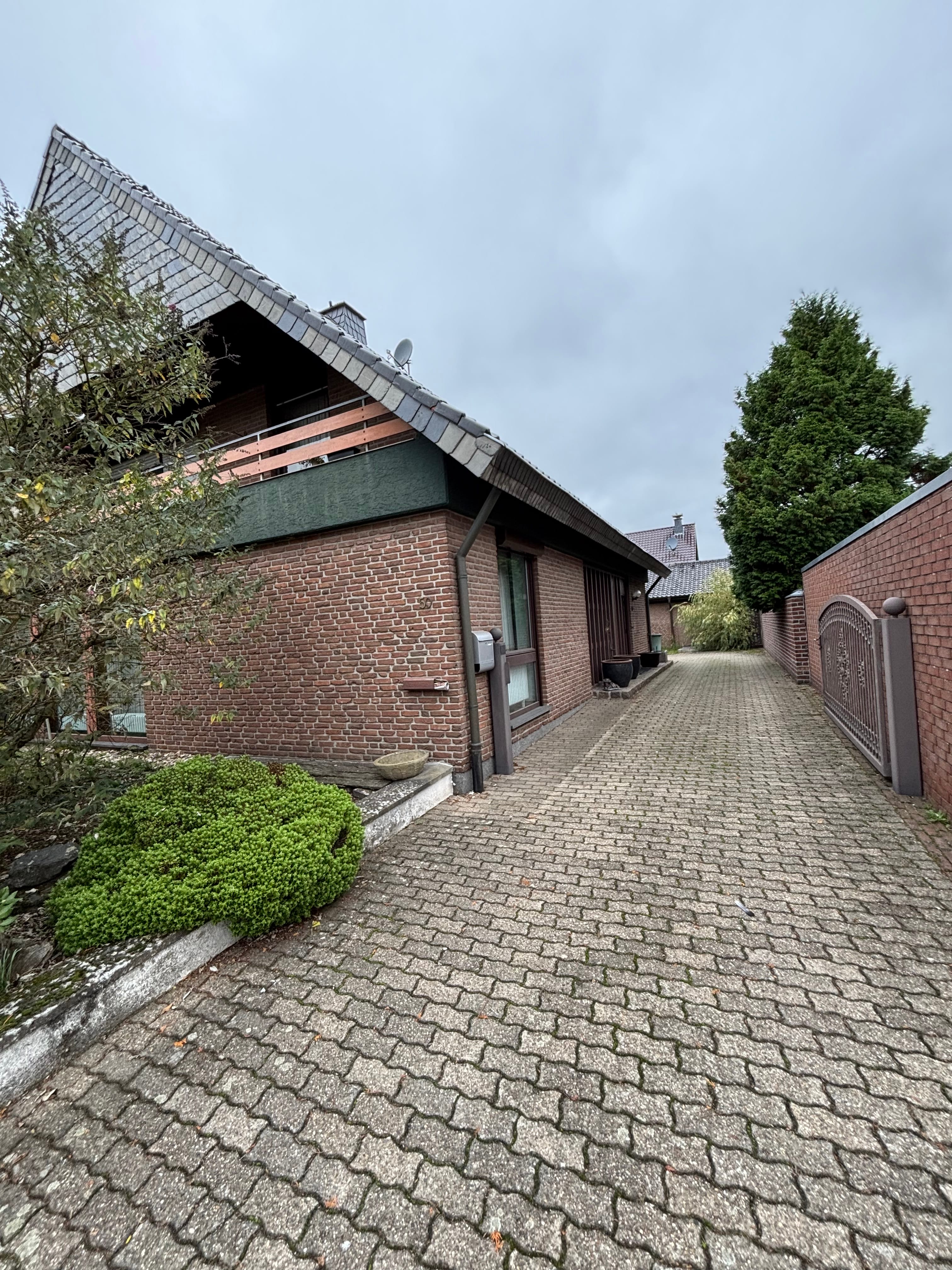 Immobilie in Geldern - Großes Freistehendes Einfamilienhaus mit Nebenräumen - Bild 2