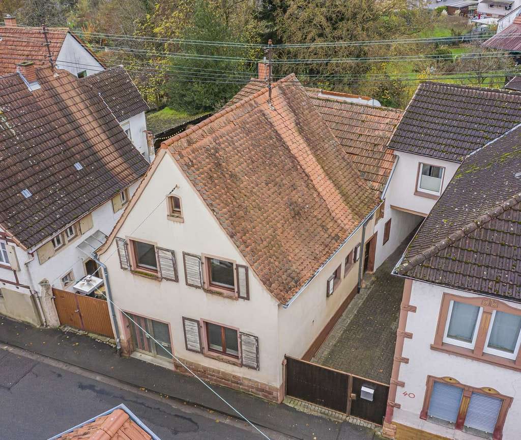 Immobilie in Siebeldingen - Einfamilienhaus im Ortskern von Siebeldingen mit kleiner Loggia und Blick auf die Queich - Bild 0