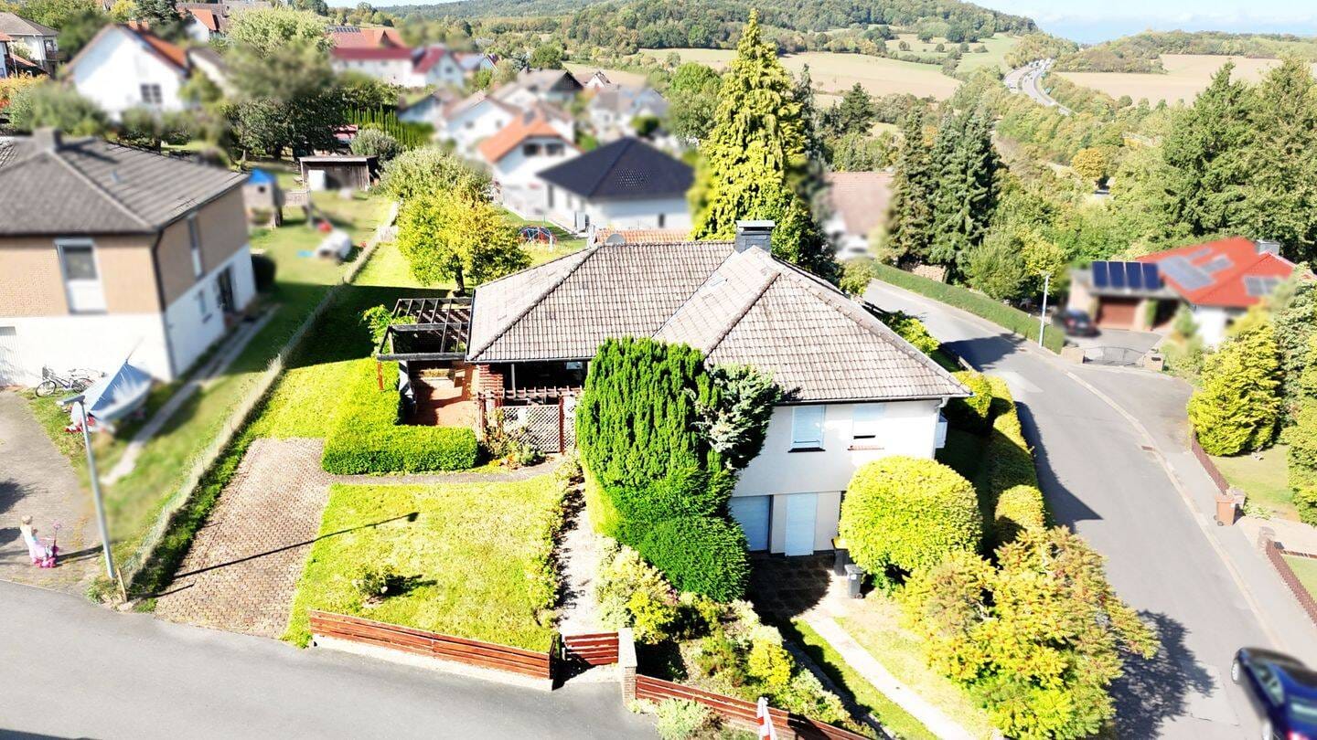 Immobilie in Zierenberg - Gepflegtes EFH im Bungalow- Stil mit Keller & schönen Garten, Garage, Balkon, Terrasse - Bild 1