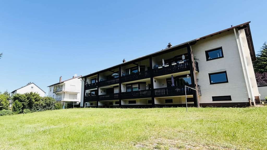 Immobilie in Klingenberg am Main - Gemütlich geschnittene 3-Zi-Dachgeschosswohnung mit Süd-Loggia in kleiner Wohneinheit - bezugsfrei ! - Bild 1