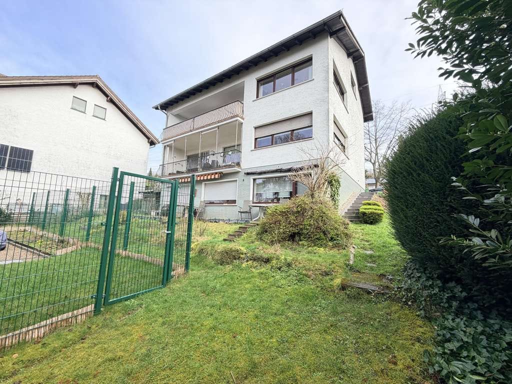 Immobilie in Niedernhausen - FÜR KAPITALANLEGER! Gepflegtes Mehrfamilienhaus! 3 Mietwohnungen, 1 Garage und 7 PKW- Stellplätze - Bild 2