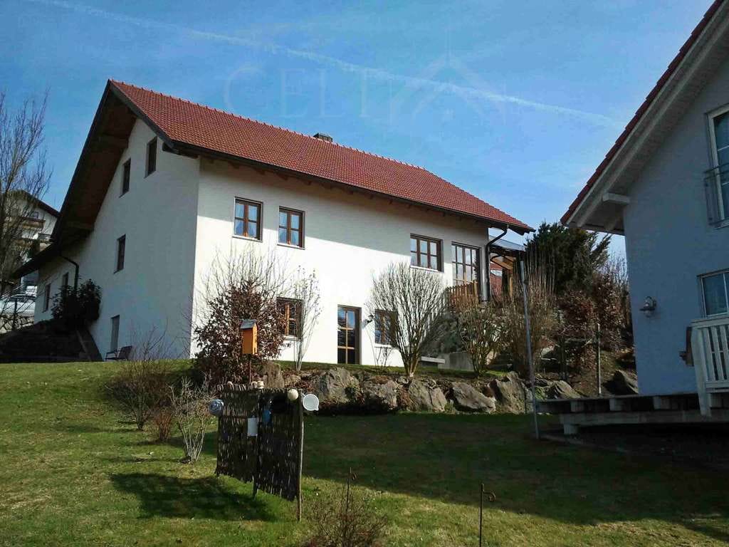 Immobilie in Neukirchen - Einfamilienhaus | 350m² | Hanglage | Balkon | Terrasse | Garten | Sauna - Bild 0