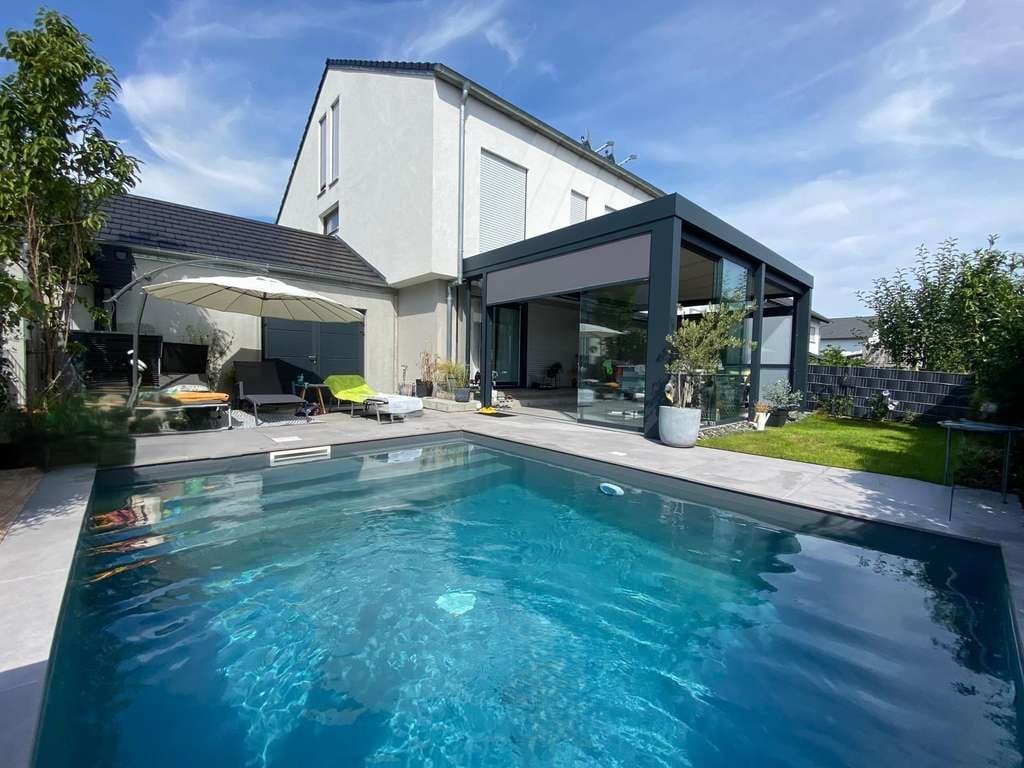 Immobilie in Großaitingen - Modernes Haus mit Wintergarten, beheizbarem Salzwasser-Pool, Photovoltaikanlage & Doppelgarage - Bild 0