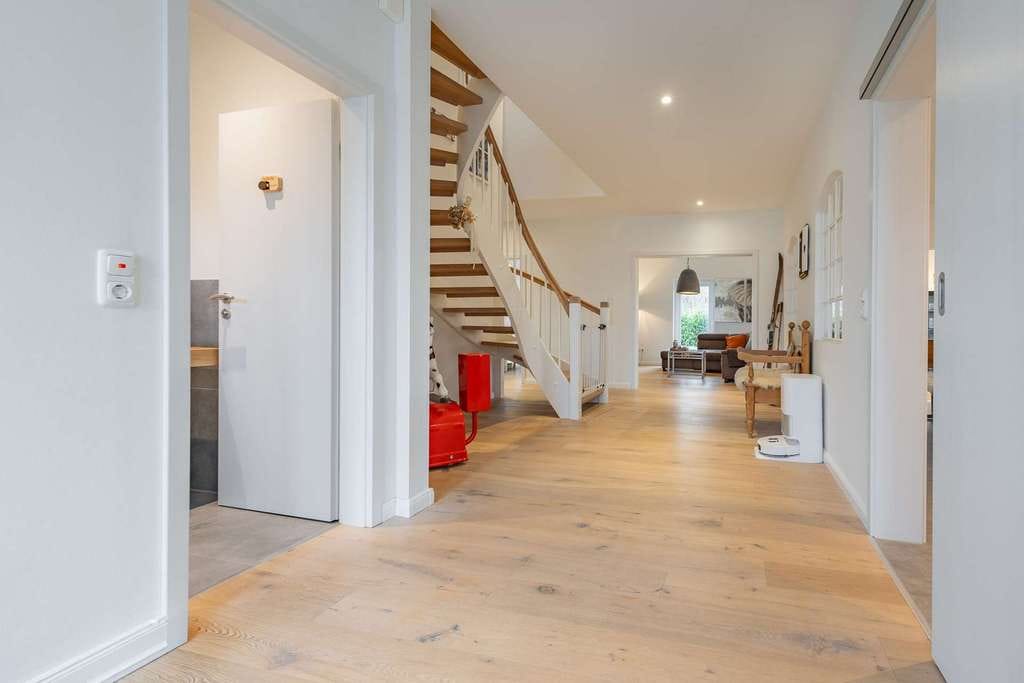Immobilie in Nienborstel - Luxus trifft Familienleben: Moderne Stadtvilla mit 230 m² Wohnfläche, Garten, Sauna und Pizzaofen - Bild 2