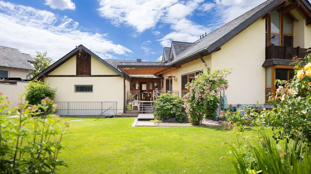 Immobilie in Winningen - Großzügiges, hochwertig ausgestattetes EFH mit ELW;  ca. 279 m² Wfl., Galerie, Garten, Doppelgarage - Bild 1
