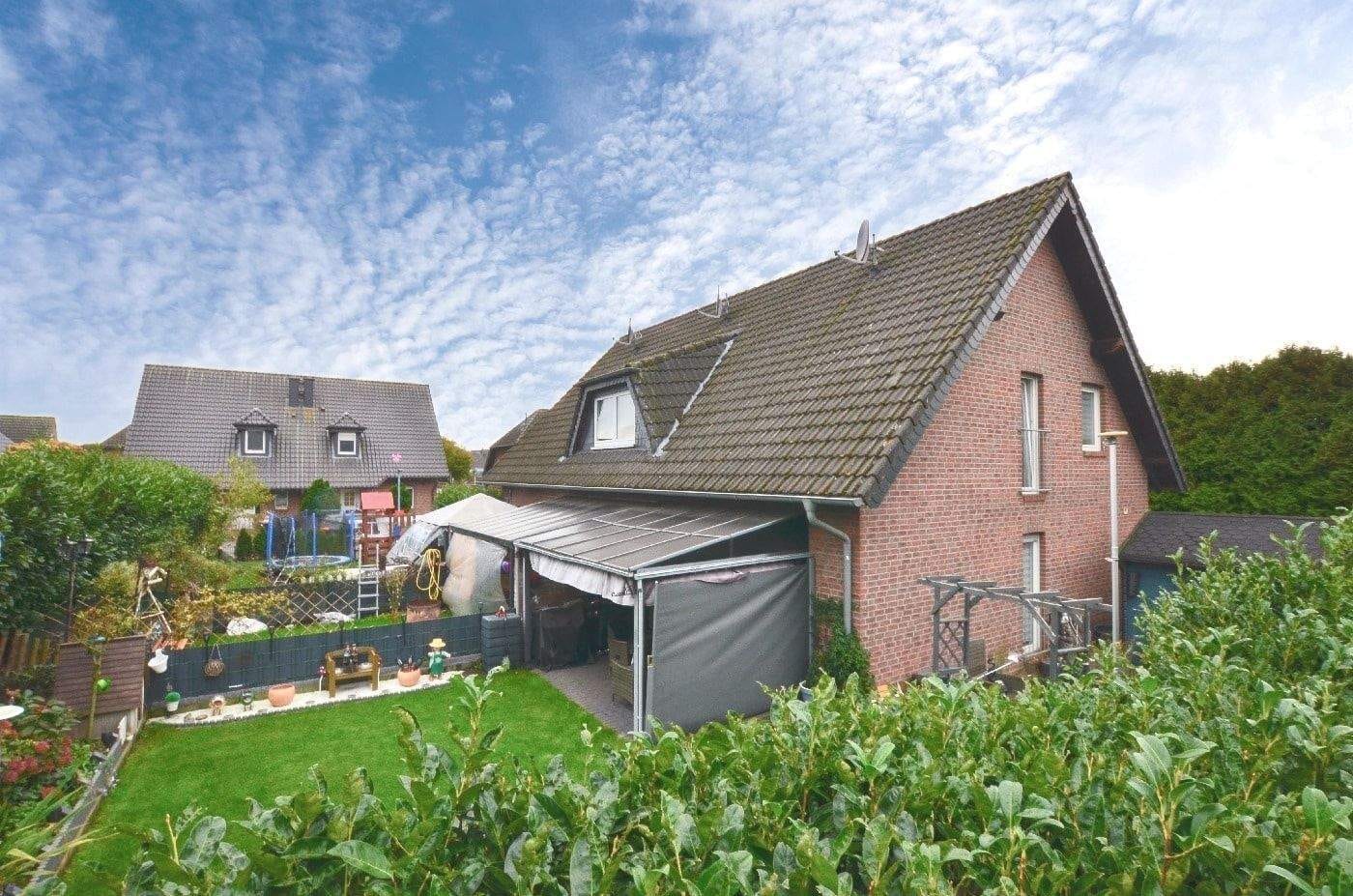 Immobilie in Bedburg-Hau - Kapitalanlage mit Zukunft - Voll vermietetes modernes und gepflegtes 3-Parteienhaus im Reihenhausstil in Bedburg-Hau - Bild 1