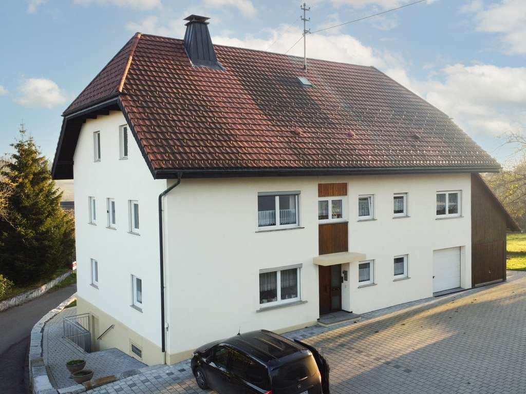 Immobilie in Ühlingen-Birkendorf - Gepflegtes Dreifamilienhaus mit großzügigem Grundstück, flexiblen Nutzungsmöglichkeiten und solid... - Bild 0