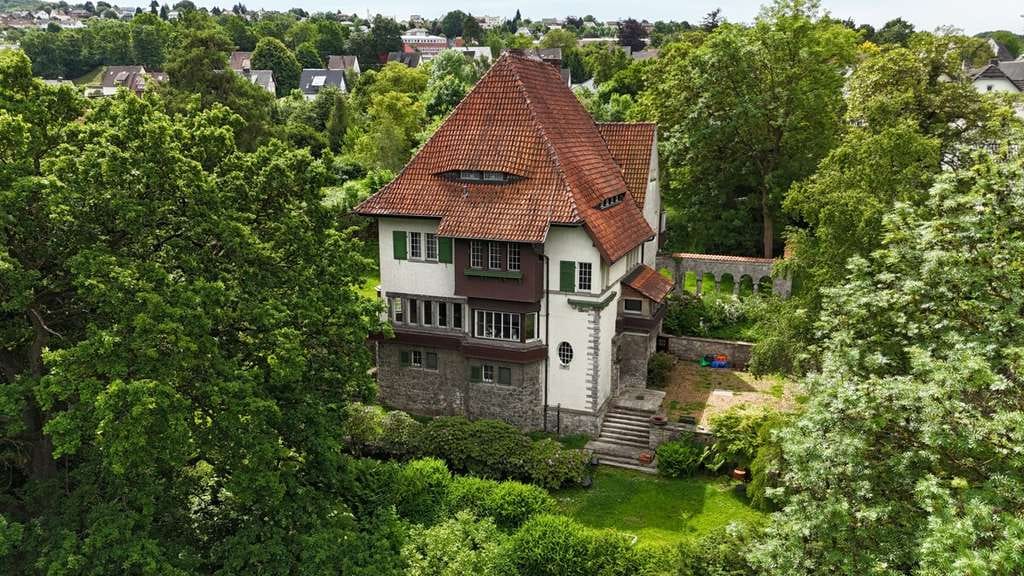 Immobilie in Vlotho - Denkmalgeschützte Fabrikantenvilla an der Weser – Parkgrundstück mit drei zusätzlichen Bauplätzen - Bild 0
