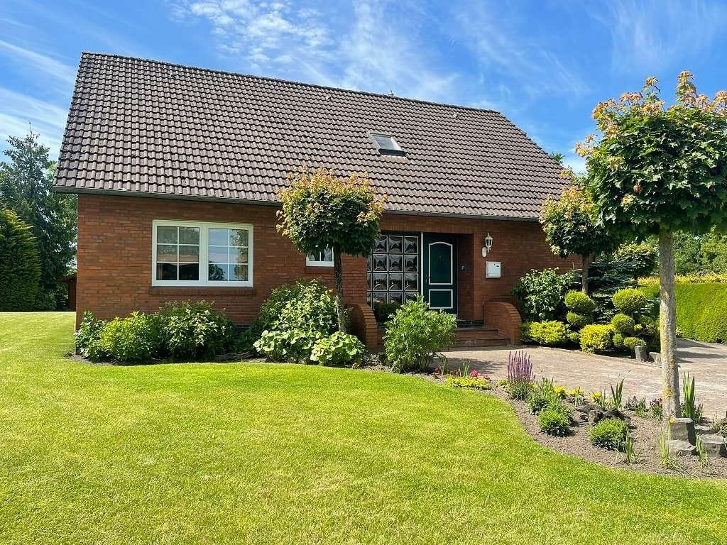 Immobilie in Moormerland - Großzügiges Einfamilienwohnhaus mit Kamin, Südterrasse und traumhaften Teichblick - Bild 2
