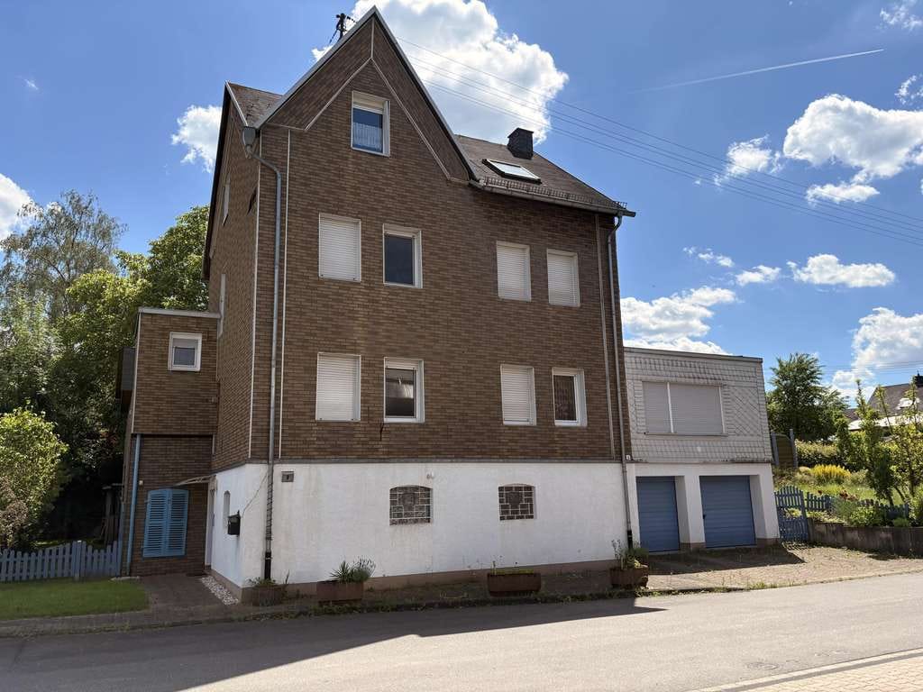 Immobilie in Herdorf - Geräumiges Ein/Zweifamilienhaus in ruhiger Seitenstraße von Herdorf! - Bild 2