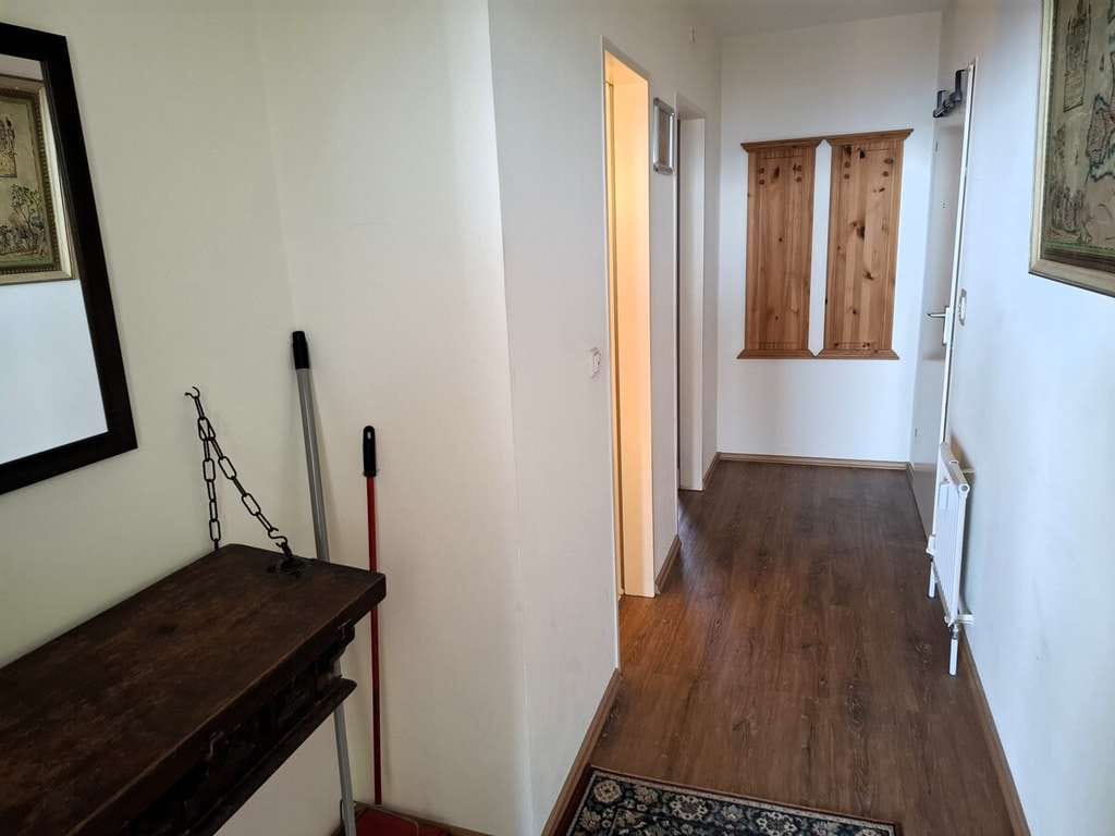 Immobilie in Freyung - Bezaubernde, möblierte 2-Zi.-Whg, mit Balkon und traumhafter Aussicht am Geyersberg - Bild 1