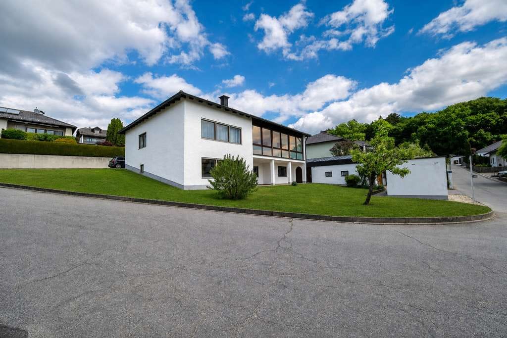 Immobilie in Aiglsbach - Großzügiges Generationenhaus mit Wintergarten, Ausbaupotenzial & traumhaftem Eckgrundstück - Bild 1