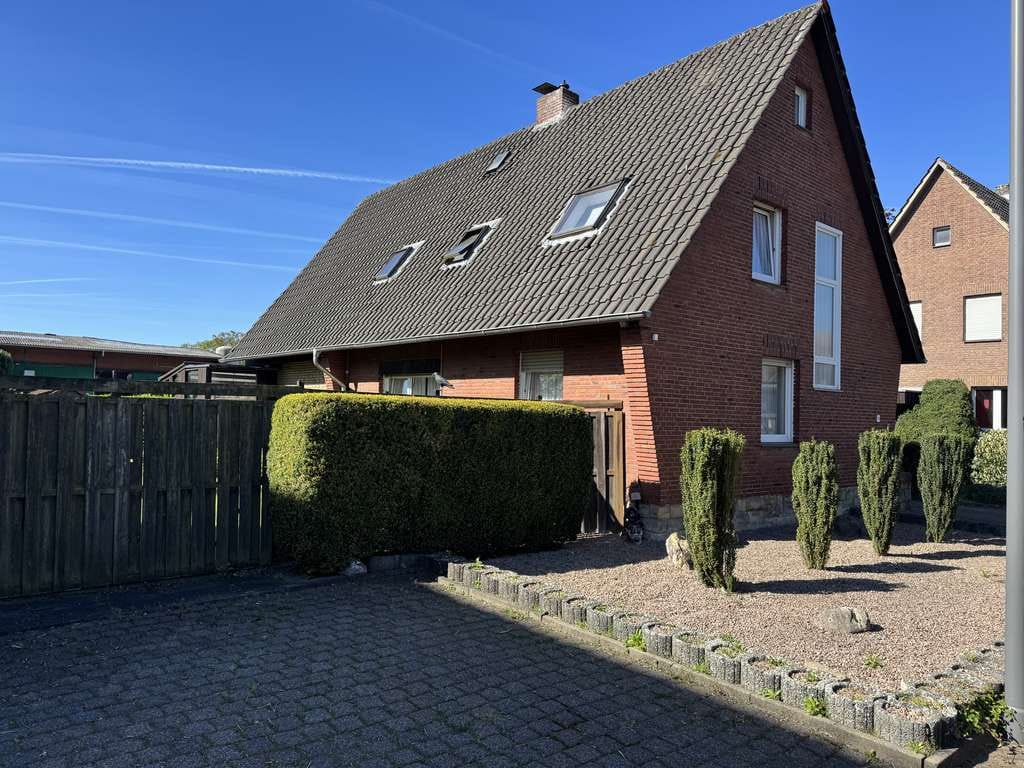 Immobilie in Rhede - Freistehendes Zweifamilienhaus mit großem Grundstück in zentraler Lage  von Rhede zu verkaufen - Bild 0