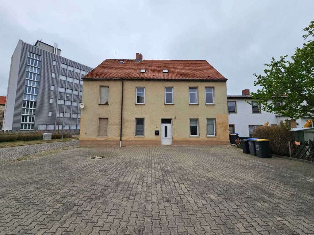 Immobilie in Staßfurt - Attraktives Mehrfamilienhaus mit Ausbaupotential als ideales Renditeobjekt - Bild 0