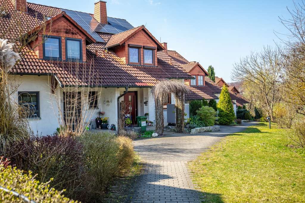 Immobilie in Großheirath - Charmantes Reihenmittelhaus mit Wintergarten, Balkon & Garten in ruhiger Lage von Großheirath - Bild 0