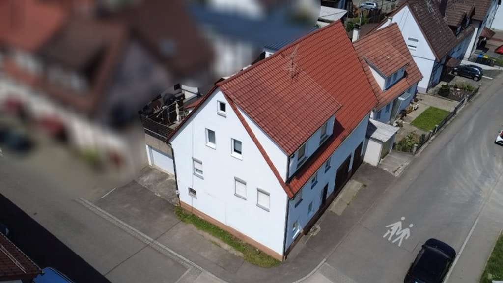 Immobilie in Frickenhausen - Ehemaliges Bauernhaus mit Doppelgarage und viel Ausbaumöglichkeiten - Bild 1