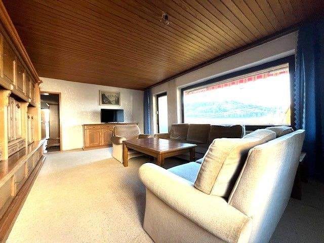 Immobilie in Meßstetten - Tieringen - Großes, vielseitig nutzbares Wohnhaus (2-FH, Wohnen u. Arbeiten unter einem Dach) in toller, unverbaubarer Aussichtslage! - Bild 4