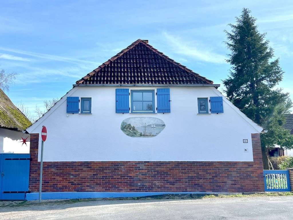 Immobilie in Wiek - Ehemaliges Bauernhaus mit drei Fewo in Wiek auf Rügen - Bild 0