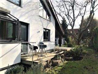 Immobilie in Kösching - Architektenhaus mit viel Licht und Platz für Familie, Gäste und Büro - EBK, div. Einbauschränke, Sauna, Garten, Garage, Stellplätze - Kösching - Bild 2