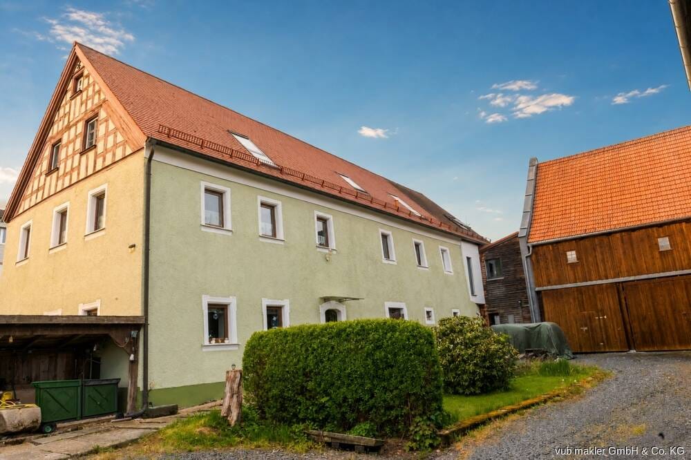 Immobilie in Arzberg - Freiraum für Macher: Dreiseithof in Röthenbach: ca. 400 m², 2 Wohneinheiten, Scheunen, Südgarten - Bild 0