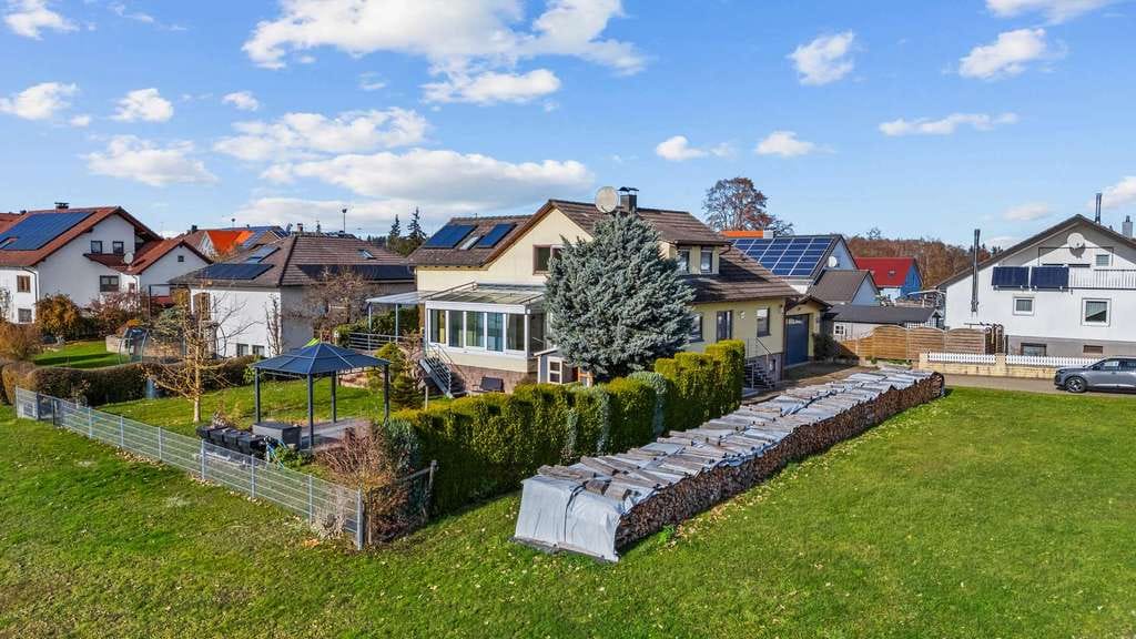 Immobilie in Starzach - Großzügiges Wohnen mit zwei Einheiten - Gartenparadies, Wellness & Weitblick in Starzach-Felldorf - Bild 1