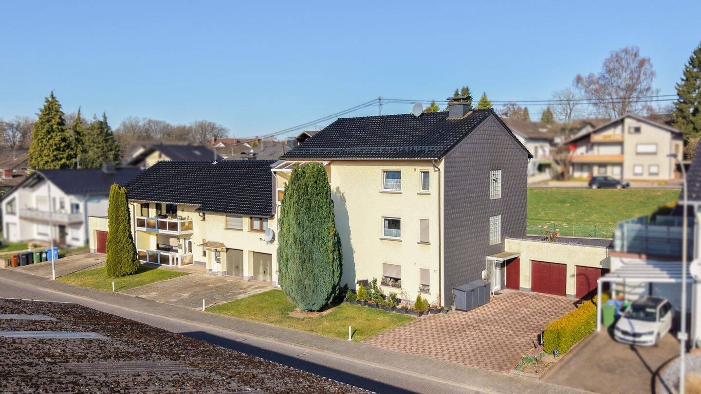 Immobilie in Asbach - TOP-ANGEBOT - 6 Parteienhaus mit 6 Garagen in zentraler, ruhiger Lage von Asbach zu verkaufen !! - Bild 1