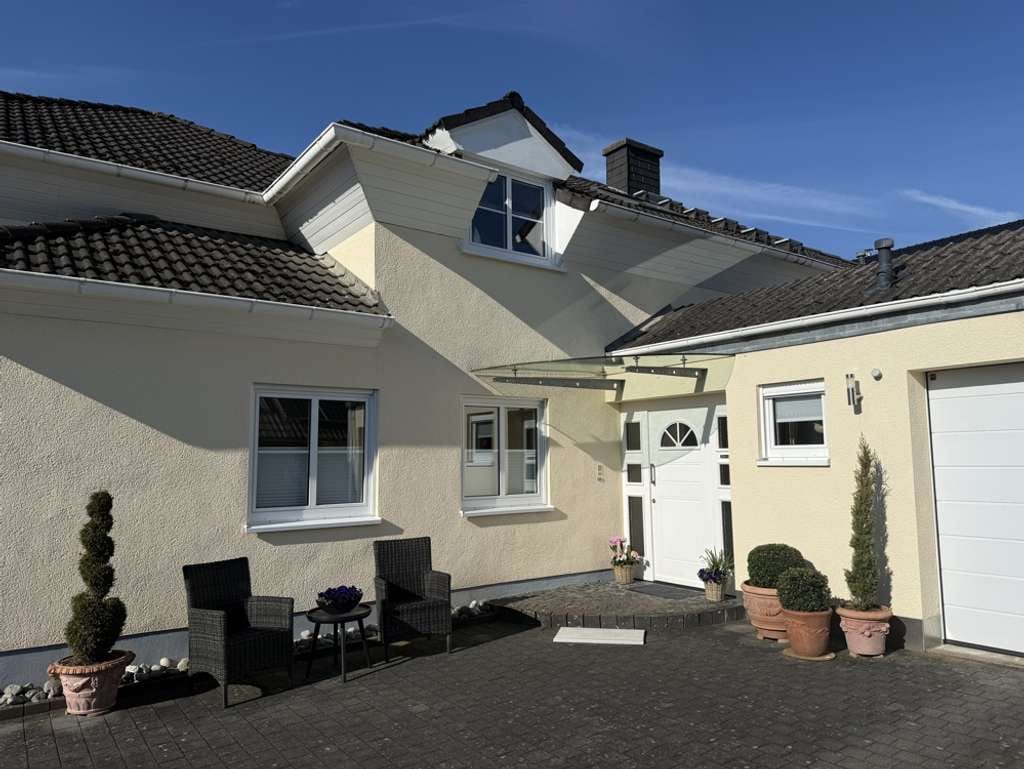 Immobilie in Helferskirchen - Wohntraum für Anspruchsvolle
Exclusives Zweifamilienhaus mit schönem Grundstück - Bild 4