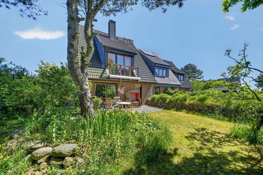 Immobilie in Sylt - Reihenendhaus mit Garage und schönem Gartenteil nahe der Salzwiesen im Süden von Westerland - Bild 1