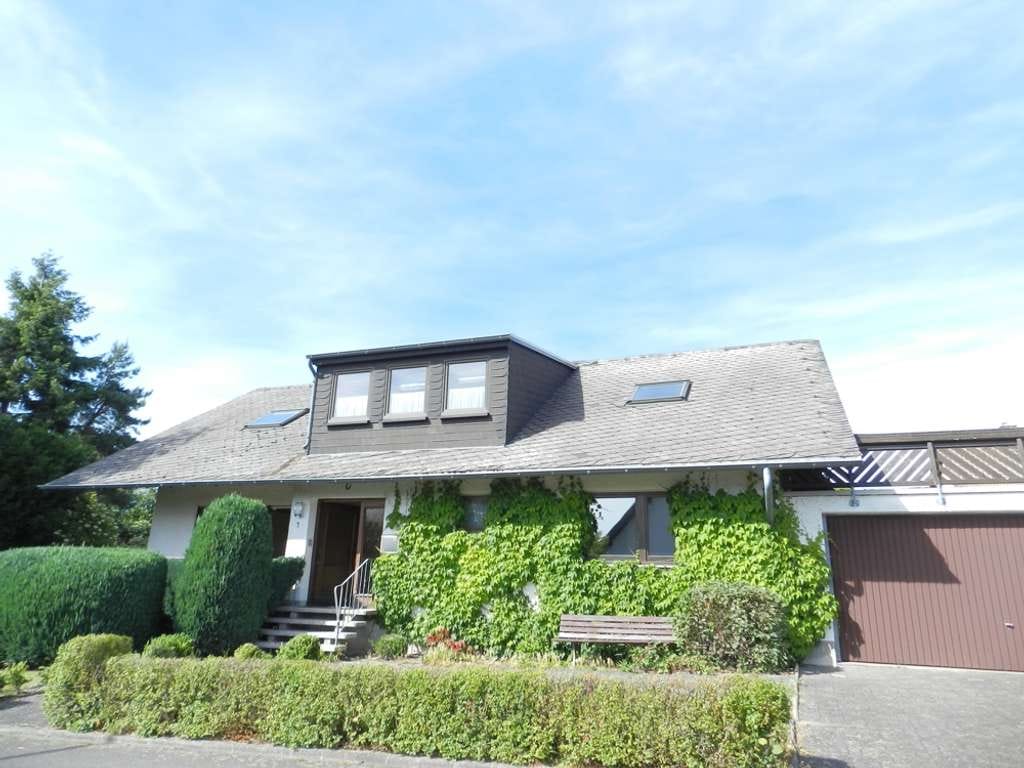 Immobilie in Irmenach - TOP Preis! Wohnen im Bungalow-Stil: BJ 1983, 2. WEH im DG 1997, große Doppelgarage, Garten! - Bild 0