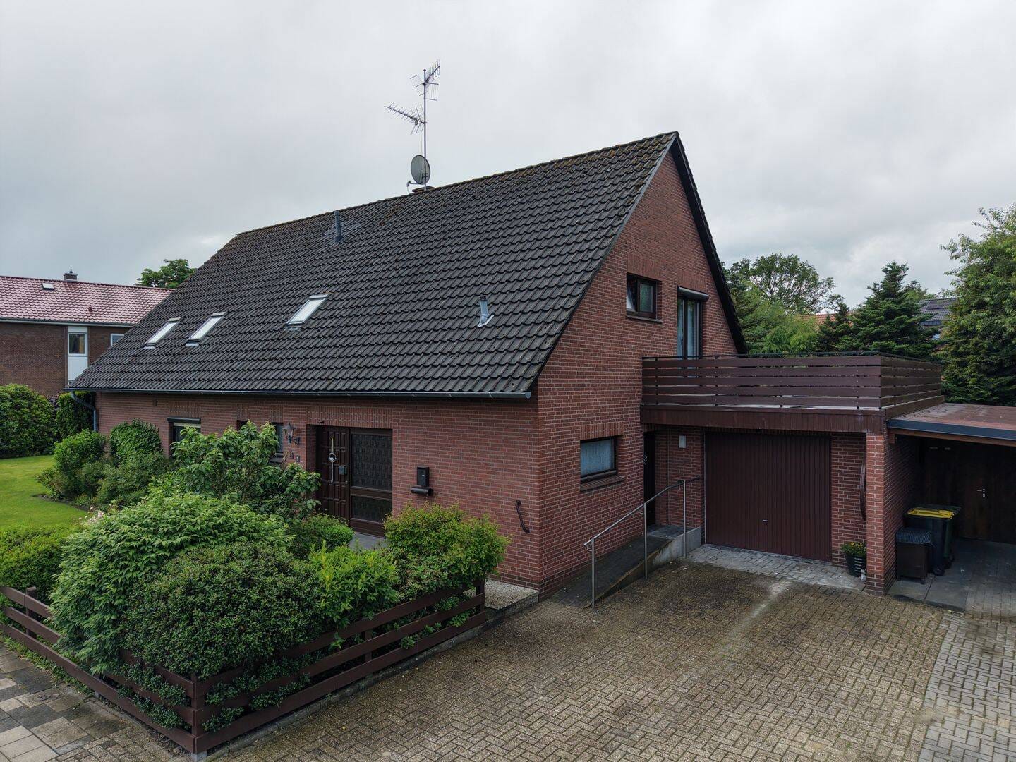Immobilie in Großenkneten - Großzügiges Ein-/Zweifamilienhaus mit Einliegerwohnung, Kamin & Dachterrasse in Huntlosen - Bild 2