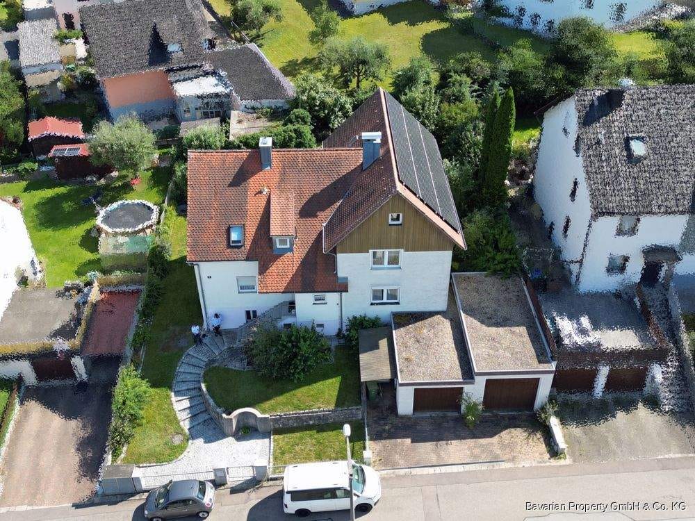 Immobilie in Sinzing - Viel Raum, viele Möglichkeiten: Zweifamilienhaus mit großem Grundstück in Sinzing - Bild 1