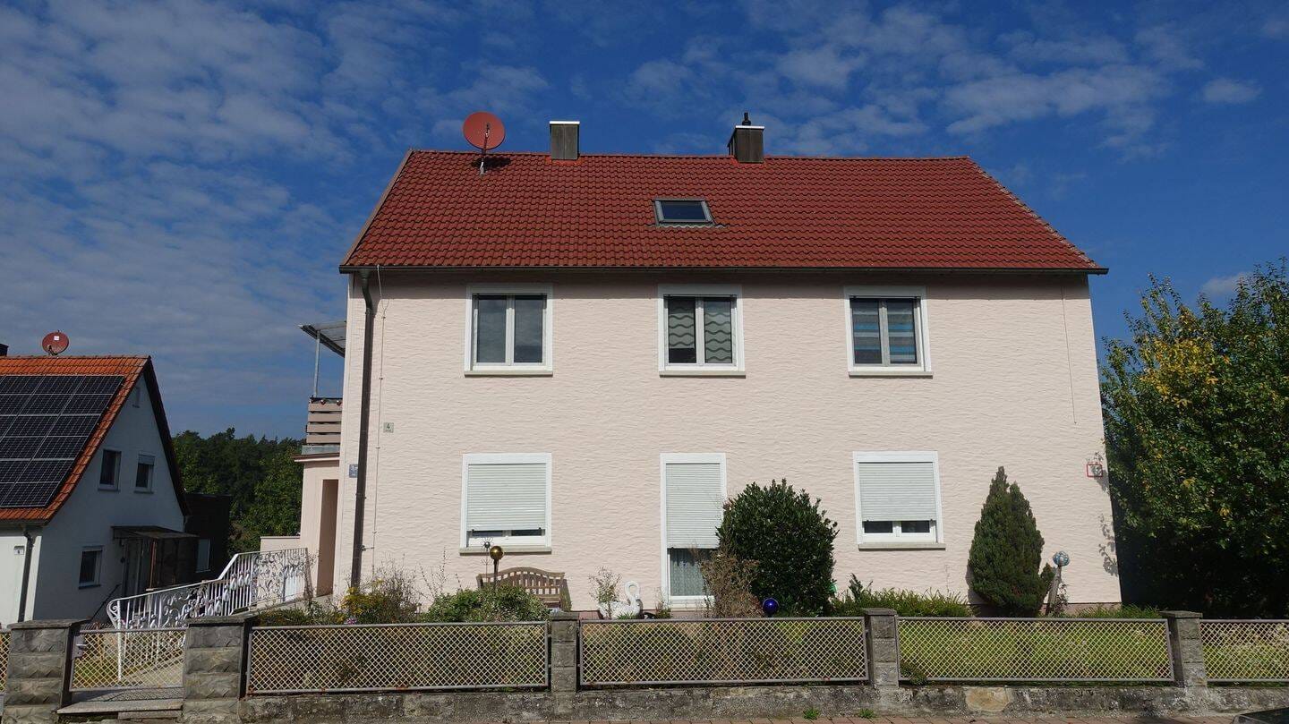 Immobilie in Oberreichenbach - Gepflegtes 2-Familienhaus mit Garten und Doppelgarage in Oberreichenbach zu verkaufen - Bild 1