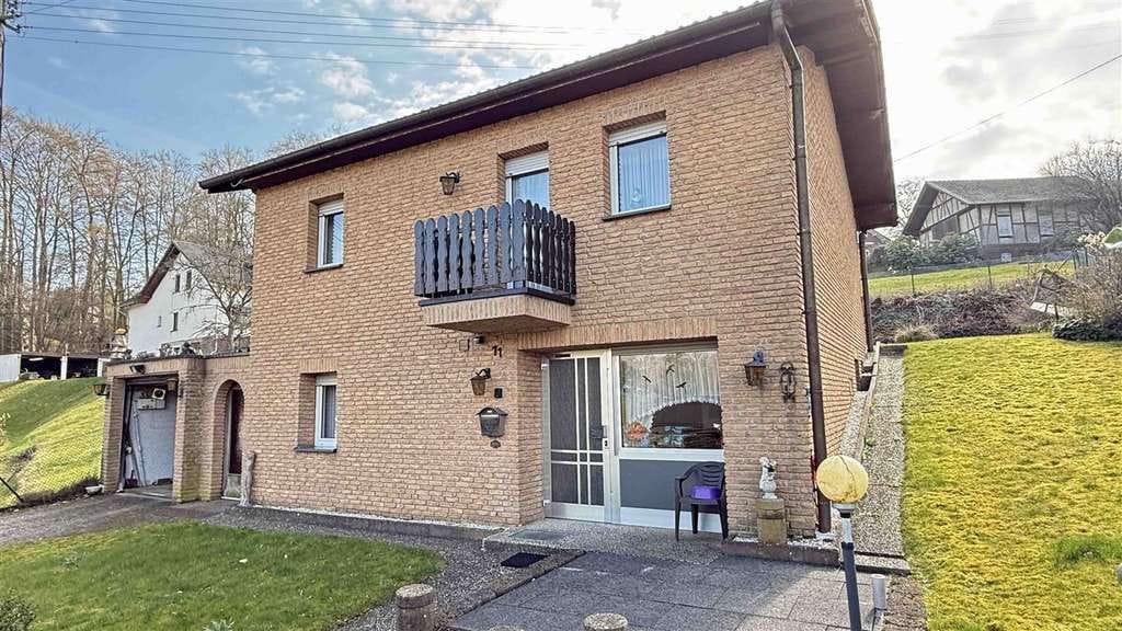 Immobilie in Reichshof - Mit Wohnmobil-Carport und 642 m² eingezäuntem Grundstück: rentnergepflegtes Wohnhaus in Reichshof  - Bild 0
