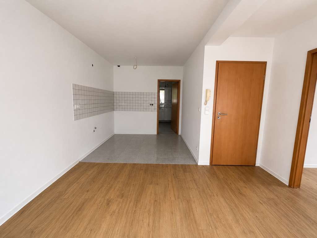 Immobilie in Winnenden - Gepflegte Doppelhaushälfte mit Balkon, Innenhof und vielseitigem Entwicklungspotenzial in Winnenden - Bild 2