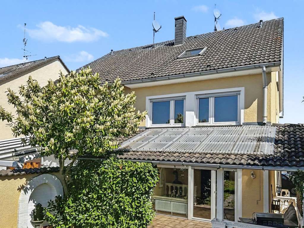 Immobilie in Bornheim - Stilvolle Doppelhaushälfte in Bornheim - Einliegerwohnung, Stuckdecken und vielseitigem Raumkonzept - Bild 1