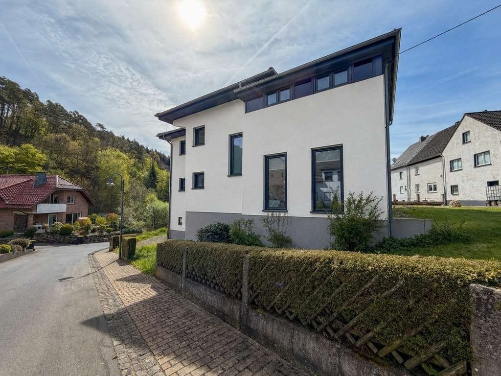 Immobilie in Siebenbach - Modernes Traumhaus nahe Nürburgring mit ELW & Top-Ausstattung - Bild 1