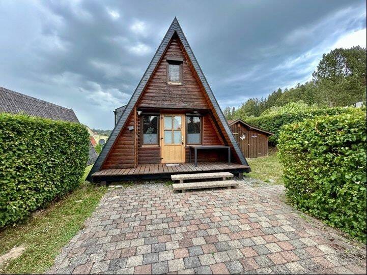 Immobilie in Waldkirchen - Charmantes Nurdachhaus am Erlauzwieselersee in 94065 Waldkirchen - Bild 1
