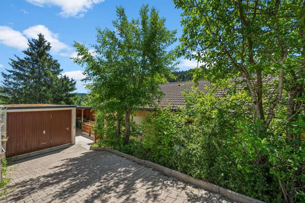 Immobilie in Altensteig - Einfamilienhaus mit Einliegerwohnung, Weitblick & PV-Anlage in Altensteig-Berneck - Bild 2