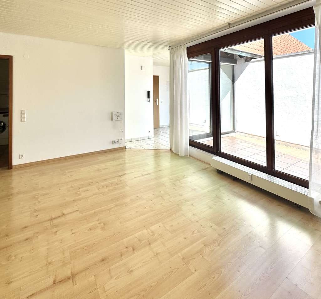 Immobilie in Gerlingen - Licht, Luft & Lage - 3,5 Zimmer DG-Wohnung mit Südterrasse und Westbalkon im Herzen von Gerlingen -  - Bild 2