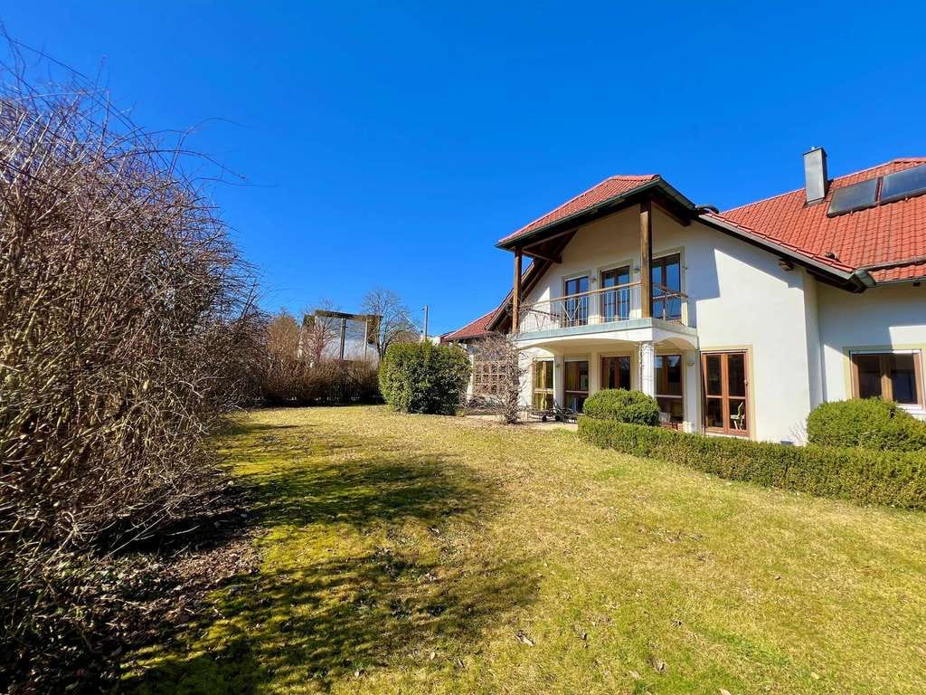 Immobilie in Ergoldsbach - Charmantes Haus mit Wintergarten, Gartenparadies und einzigartigem Wohnkonzept - Bild 1