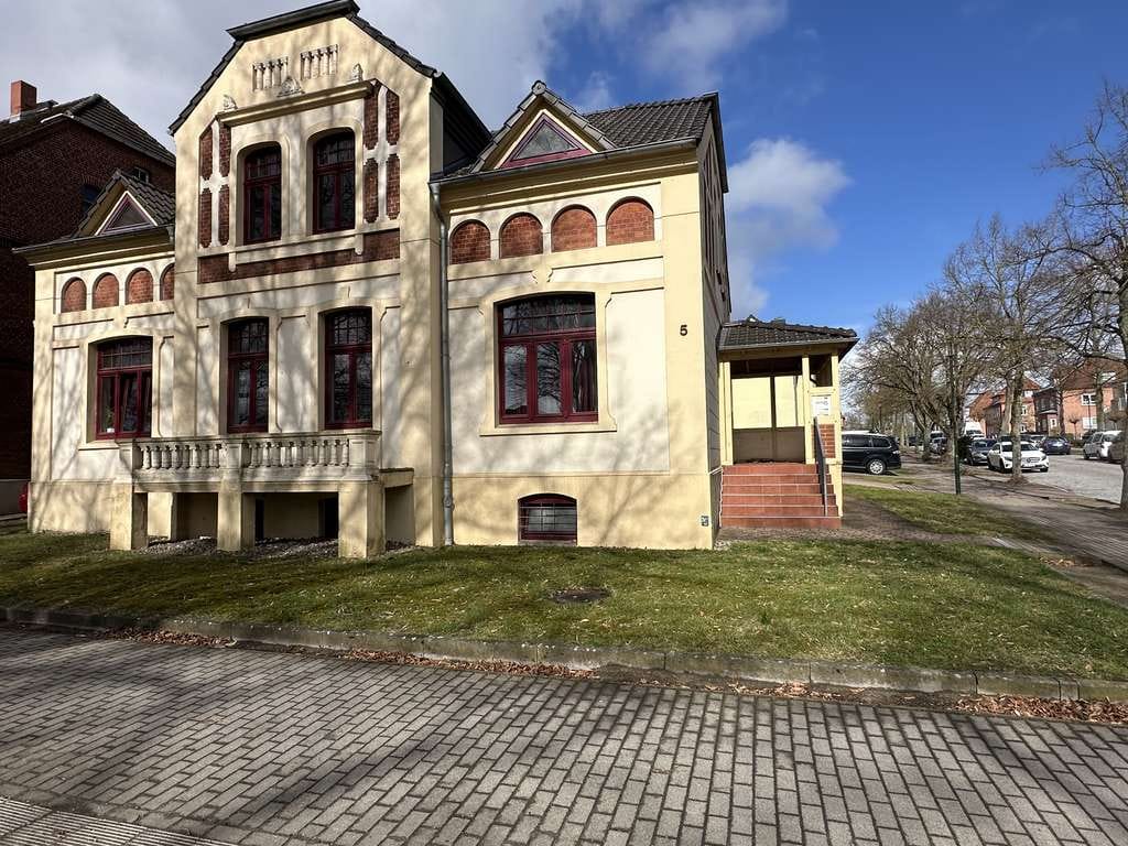 Immobilie in Grevesmühlen - Stadtvilla (1911) mit 3 Wohneinheiten, Autostellplätzen u. Sitzgelegenheiten, 2008 kernsaniert !! - Bild 4