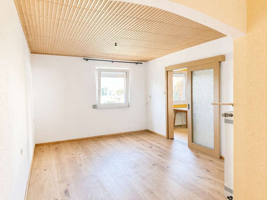 Immobilie in Esthal - Gepflegte Doppelhaushälfte - Garage und großem Grundstück in ruhigem Wohngebiet am Waldrand gelegen - Bild 4