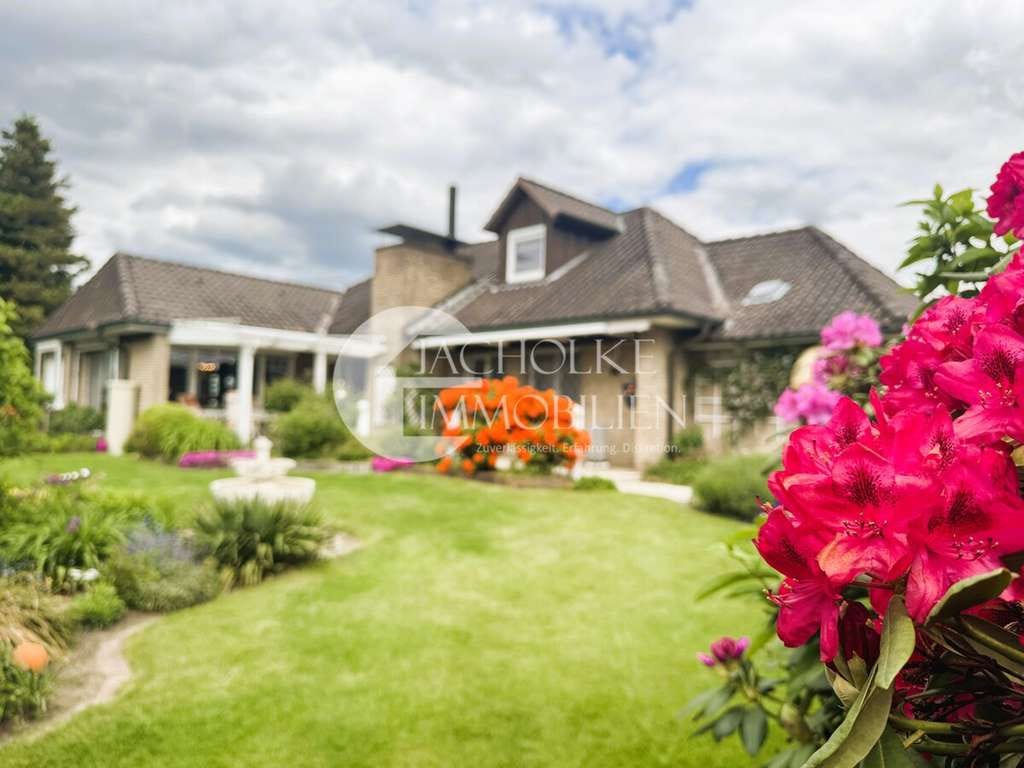 Immobilie in Ebstorf - Wohnen wie im eigenen Park – Exklusiver Bungalow mit traumhafter Gartenanlage in Ebstorf - Bild 0