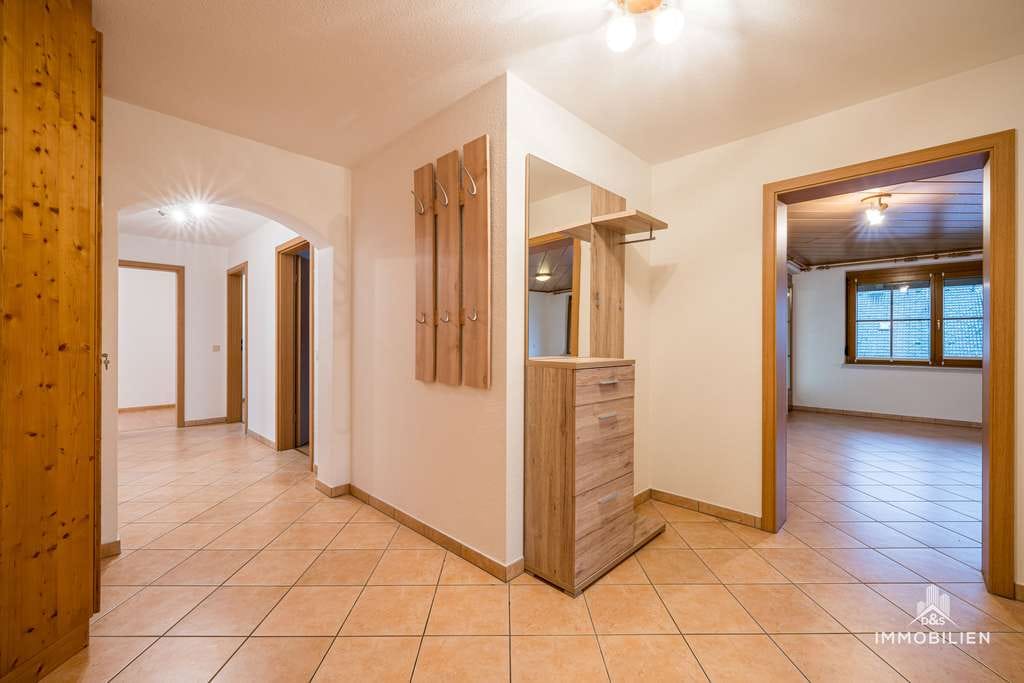 Immobilie in Herrischried - Großzügige 4-Zimmerwohnung mit Wohlfühlambiente, Balkon und Garage in ruhiger Lage von Herrischried - Bild 1