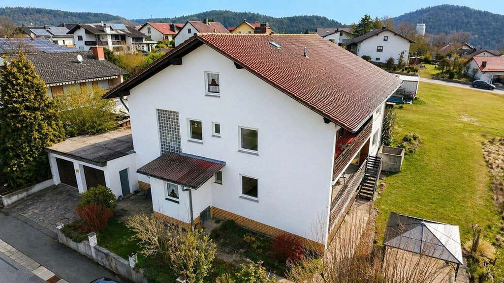 Immobilie in Stamsried - Charmantes Zweifamilienhaus mit Potenzial in naturnaher Umgebung - Bild 0