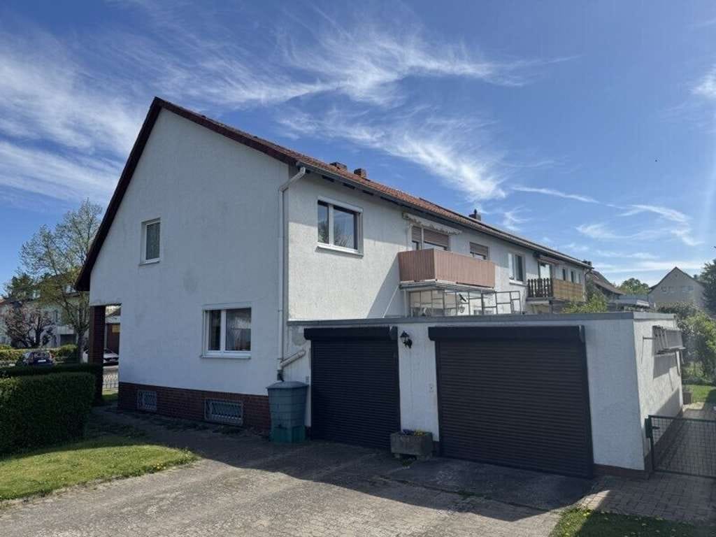 Immobilie in Barsinghausen - Zweifamilien - Doppelhaushälfte mit Terrasse, Balkon und zwei Garagen - Bild 1