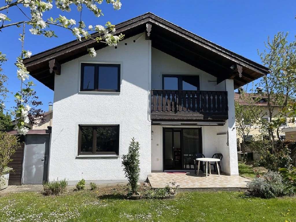 Immobilie in Chiemsee - Ihr Wohntraum (EFH) im Herzen von Prien - viel Platz, solide Substanz, unendliche Möglichkeiten! - Bild 2