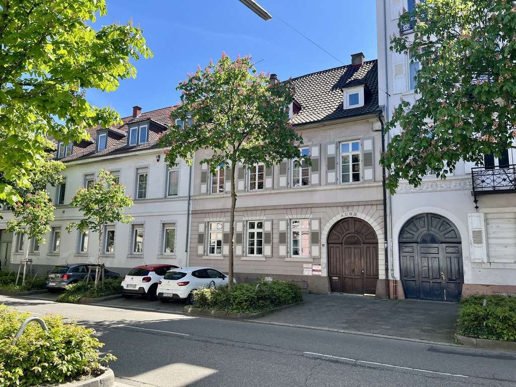 Immobilie in Karlsruhe - Historisches Mehrfamilienhaus von 1828 mit attraktivem Ausbaupotenzial - Bild 0