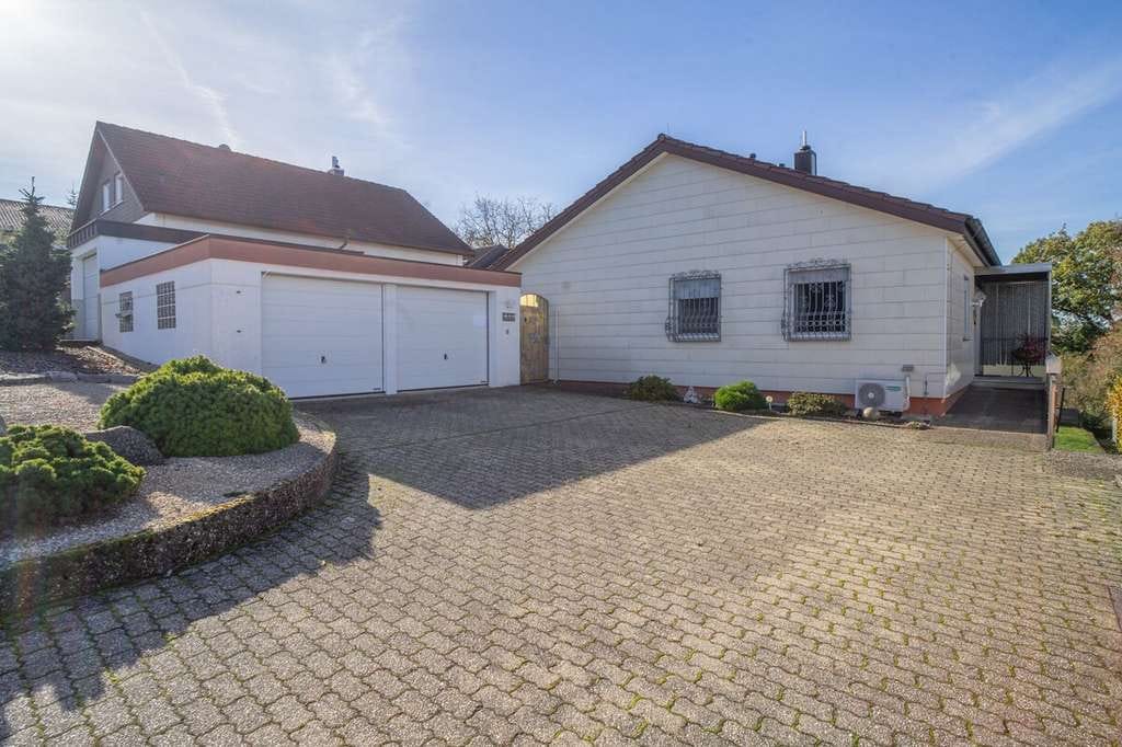 Immobilie in Oberderdingen - Gepflegter Bungalow mit Einliegerwohnung, Doppelgarage und großem Garten in ruhiger Hanglage - Bild 1